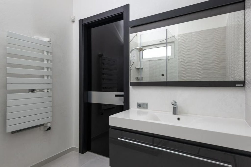 White stainless steel bathroom towel rack